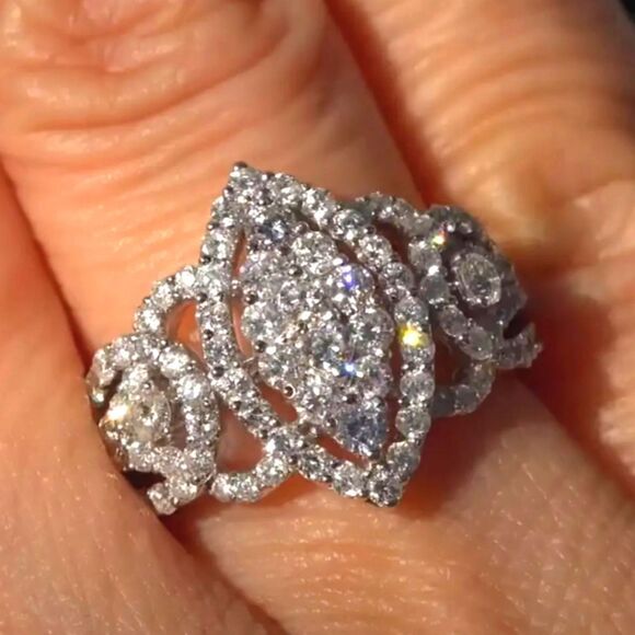 Elegant diamond wedding ring sz 6
